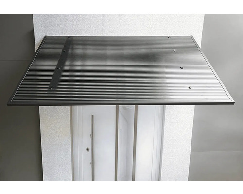 Zastrešený vchod do domu s markízou