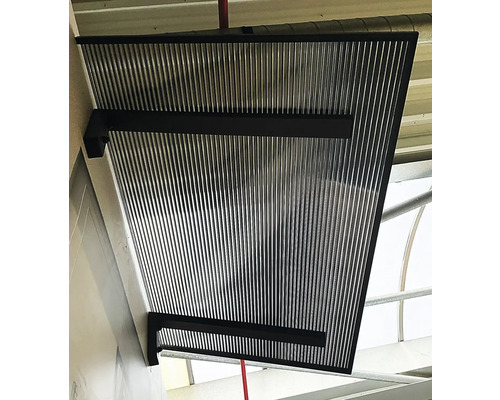 Kovová lamelová fasáda pripevnená na stenu