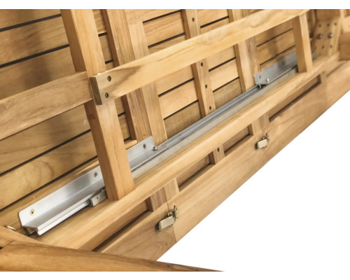 Detail záhradného stola z teakového dreva s výsuvným mechanizmom