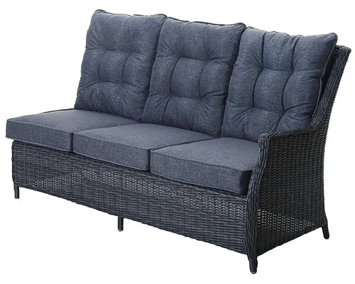 Prútená pohovka s tromi sedadlami a vankúšmi