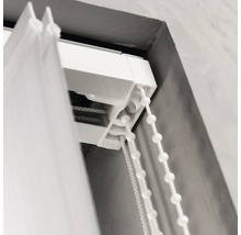 Detail bielej žalúzie s ovládacou šnúrou