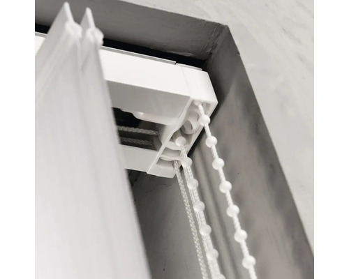 Detail bielej žalúzie s ovládacou šnúrou