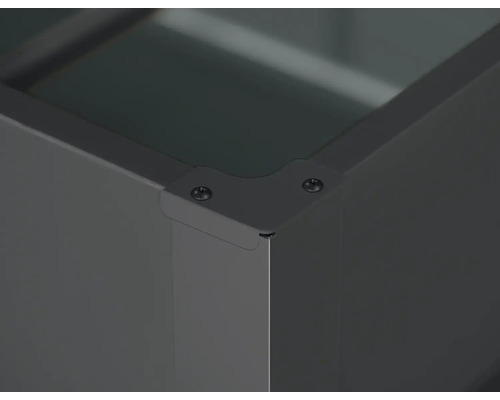 Detail rohu záhradného domčeka so skrutkami