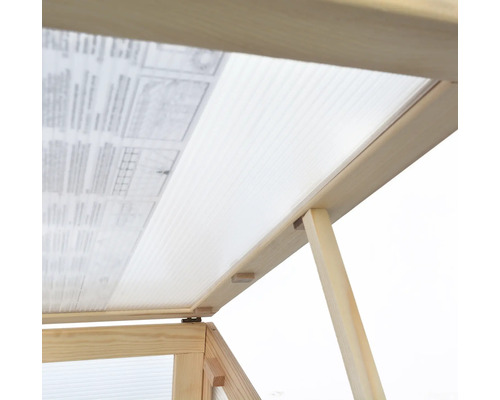 Detailný pohľad na parenisko s dreveným rámom a priehľadnou strechou.