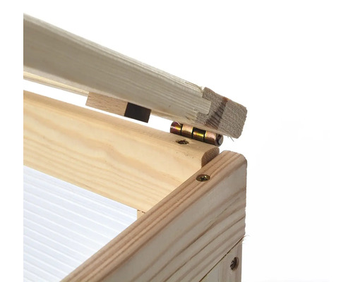 Detailný pohľad na drevený parenisko s pántom