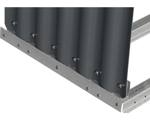 Detailný pohľad na vyvýšený záhon so sivým obkladom a strieborným kovovým lemovaním