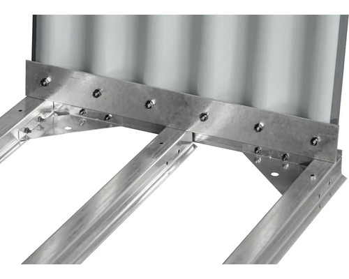 Detailný pohľad na striebornú kovovú konštrukciu so skrutkami