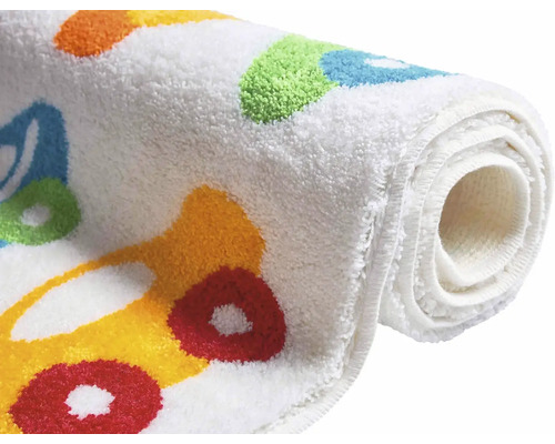 Zrolovaný kúpeľňový koberec s automobilovým motívom