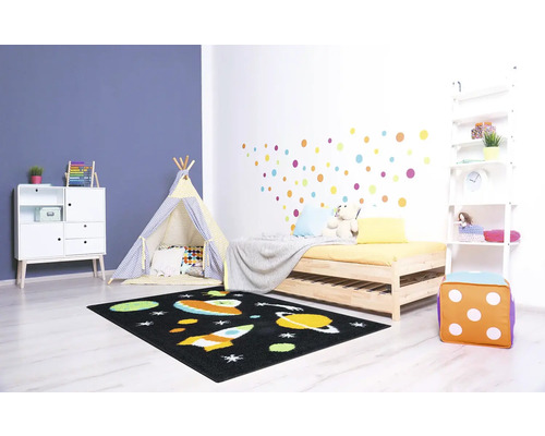 Detská izba s posteľou, kobercom s motívom vesmíru, hracím stanom a bielou skriňou