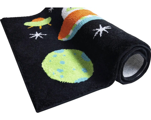 Čierny koberec s motívom vesmíru, čiastočne zrolovaný.