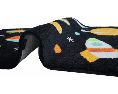 Čierny koberec s vesmírnymi motívmi