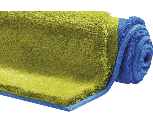 Zrolovaný koberec s vysokým vlasom