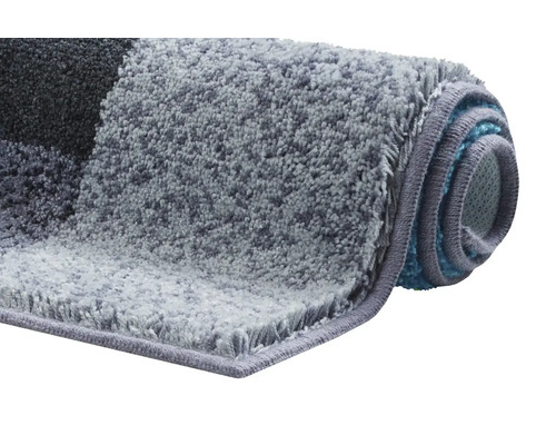 Zrolovaná kúpeľňová predložka s geometrickým vzorom