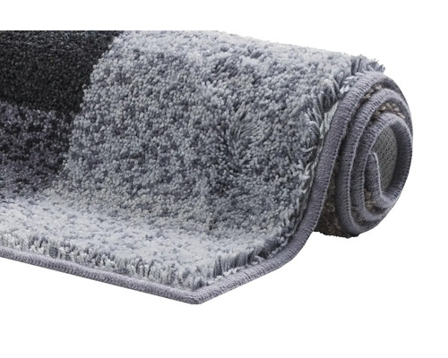 Zrolovaný koberec s geometrickým vzorom