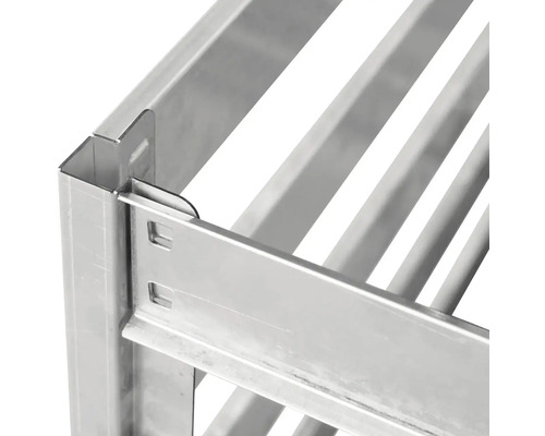 Detail kovového regálového systému