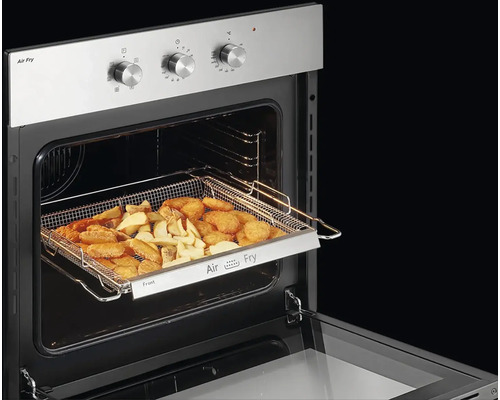 Rúra s otvorenými dvierkami a košom Air Fry plným jedla