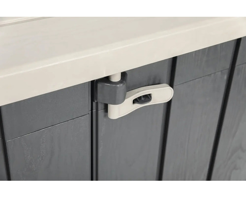 Detailný pohľad na plastový záhradný box so zámkom