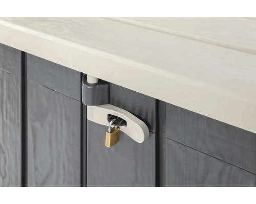 Detail uzamykateľnej záhradnej truhlice