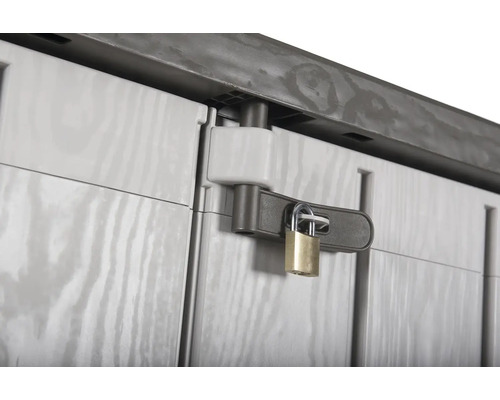 Detail uzamykateľného záhradného domčeka s visiacim zámkom