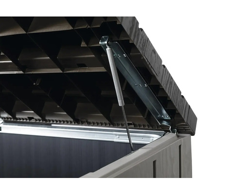 Detailný pohľad na otvorený záhradný box s plynovou pružinou