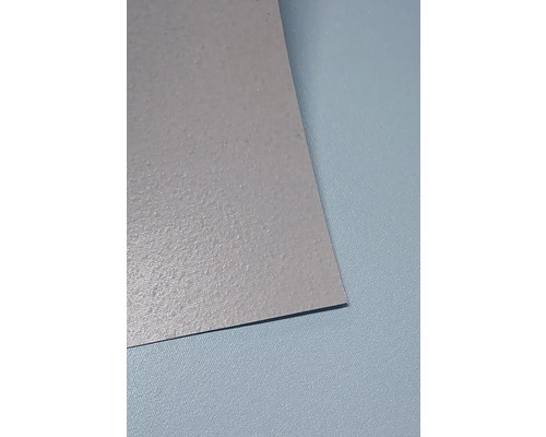 Detail šedej podlahovej dlaždice.