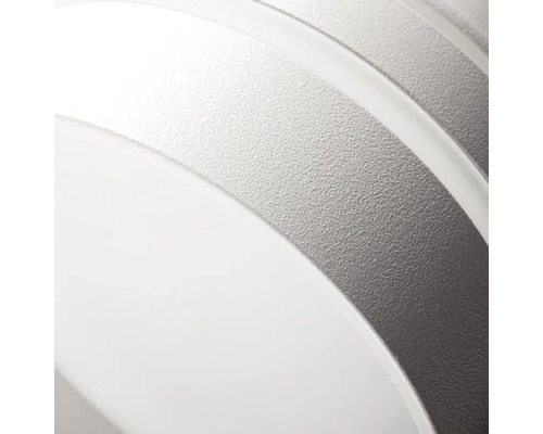 Detail kruhového stropného svietidla z kovu a plastu