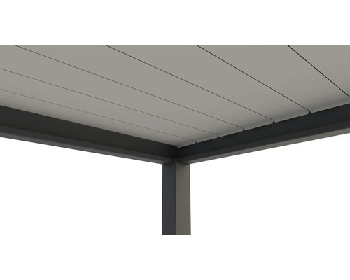 Detail šedej lamelovej strechy na terase