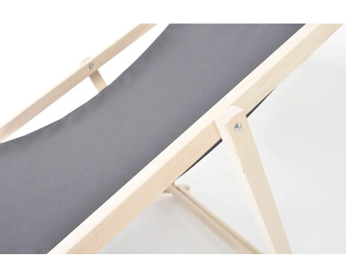 Detail dreveného ležadla s textilným poťahom