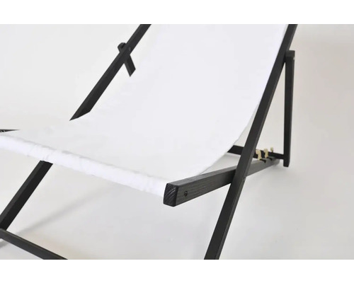 Lehátko s dreveným rámom a bielym látkovým poťahom