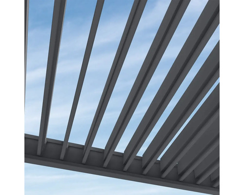 Detail pergoly s lamelami a výhľadom na oblohu