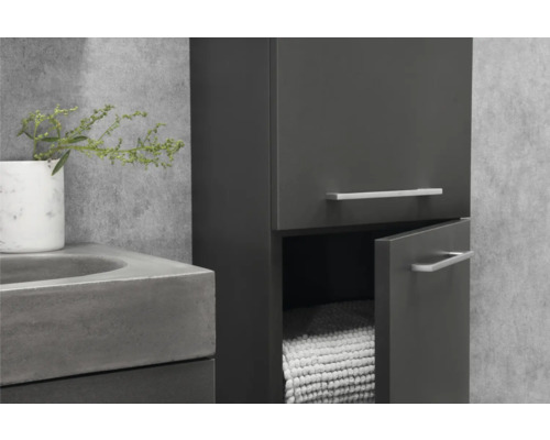 Kúpeľňa s umývadlom a kúpeľňovou skrinkou