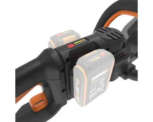 Detailný pohľad na akumulátorové nožnice na živý plot s vloženou batériou a indikátorom stavu nabitia