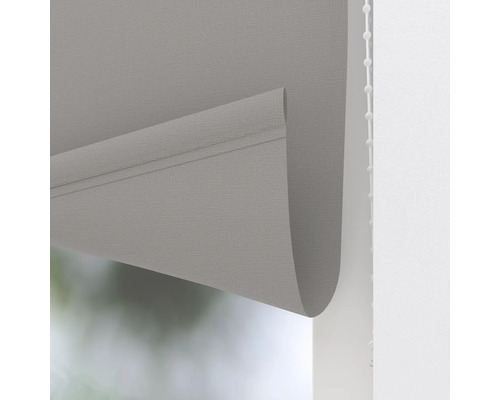 Sivá roleta s retiazkovým ovládaním na dekoráciu okien