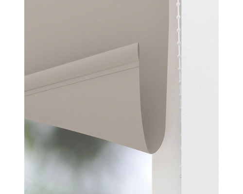 Detailný záber rolety s retiazkovým ovládaním ako dekorácia okna