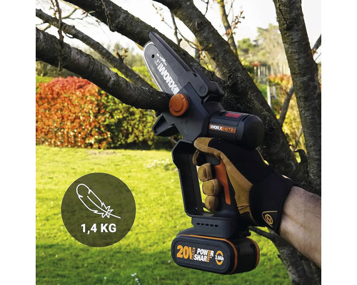 Akumulátorová prerezávacia píla reže konár.