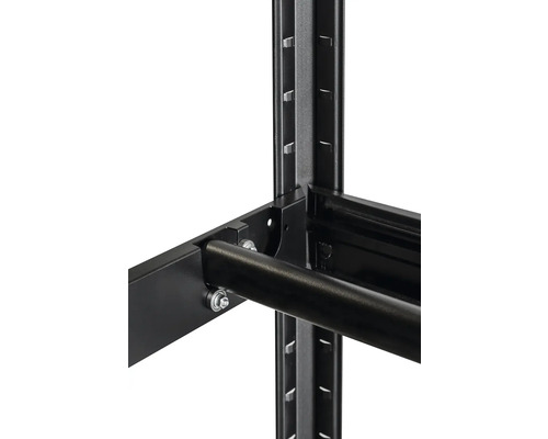 Detail kovového regálu so zásuvným systémom