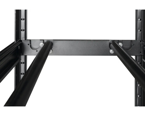 Detailný záber serverovej skrine s výstuhami a upevňovacími prvkami