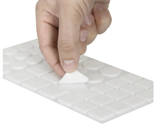 Ruka oddeľuje plstený klzák od nosného papiera