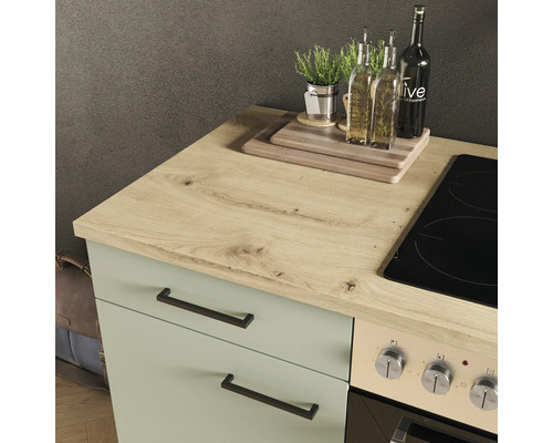 Pohľad na kuchyňu s drevenou pracovnou doskou, spodnými skrinkami a varnou doskou