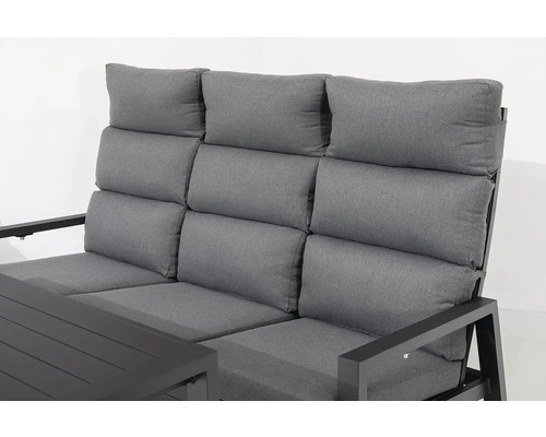 Záhradná pohovka s čalúnenými podložkami a stolom