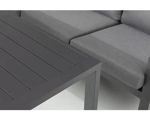 Detail záhradného stola so zodpovedajúcou pohovkou