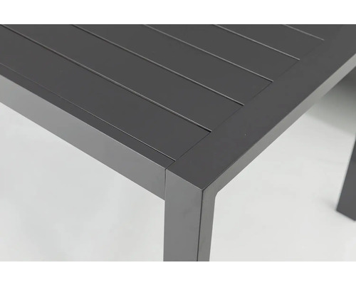 Detail záhradného stola z hliníka s lamelami