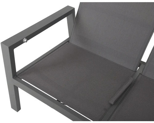 Detailný pohľad na sivé záhradné ležadlo s hliníkovým rámom a textilným poťahom