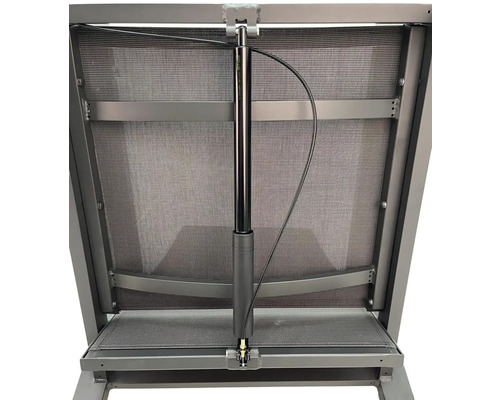 Detail záhradného ležadla s nastaviteľným operadlom a kovovým rámom