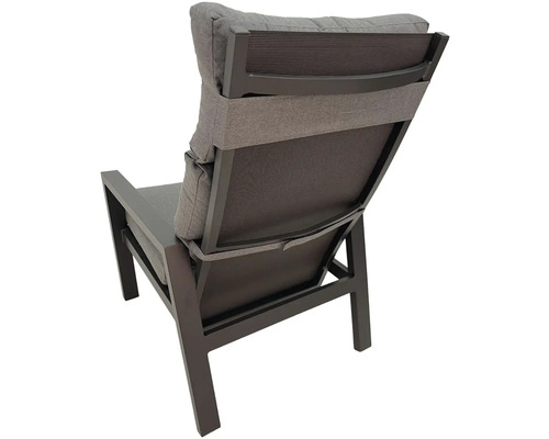 Záhradné kreslo so sivými vankúšmi a tmavým rámom, pohľad zozadu