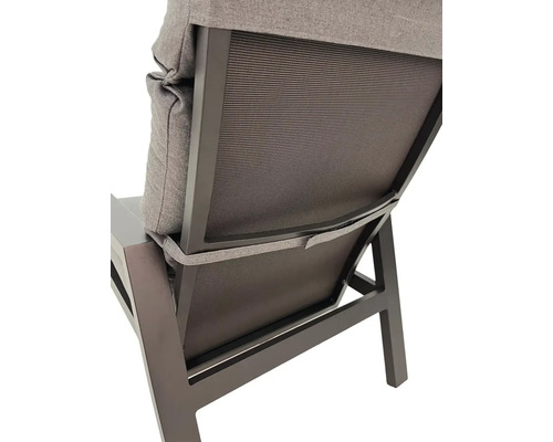 Detail záhradnej stoličky s operadlom a vankúšmi