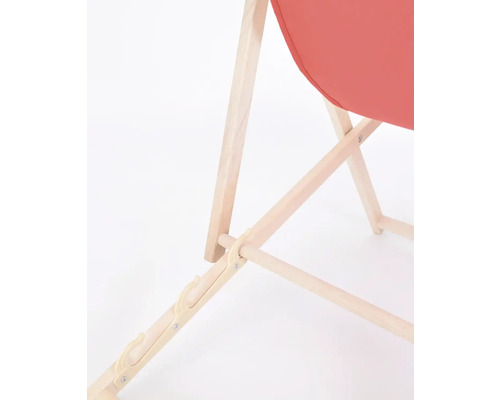 Detailný pohľad na ležadlo s dreveným rámom a látkovým poťahom