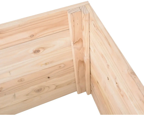 Detailný záber dreveného vyvýšeného záhonu