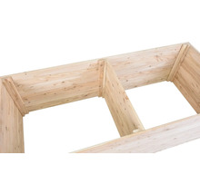 Drevený vyvýšený záhon v hrubej stavbe