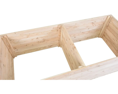Drevený vyvýšený záhon v hrubej stavbe